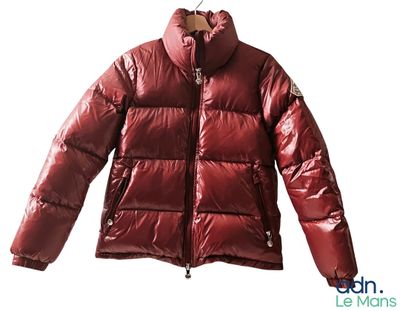 une photo d'une veste rouge brillante sur un cintre