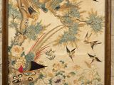 une photo représentant un tableau encadré représentant des oiseaux et des fleurs accroché au mur