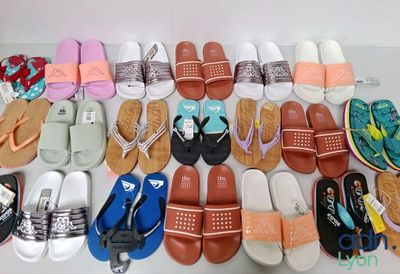 de nombreuses paires de sandales alignées sur une table