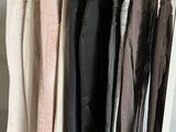 beaucoup de pantalons suspendus à une tringle dans un placard