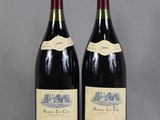 deux bouteilles de vin rouge sont posées côte à côte sur une table