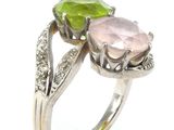 une image montrant un gros plan d'une bague sertie de deux pierres