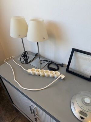 une photo d'une table sur laquelle se trouvent deux lampes et un lecteur CD