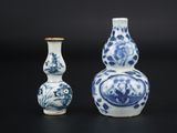 deux vases bleus et blancs posés l'un à côté de l'autre sur une surface noire
