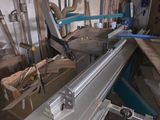 une photo d'une pièce où se trouvent de nombreux outils