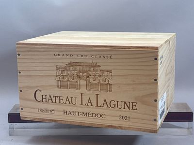 une boîte en bois sur laquelle figure une image du château de Lagonie
