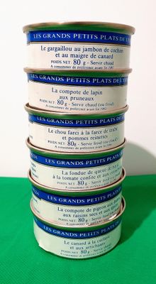 quatre boîtes de filets de poisson en conserve empilées les unes sur les autres