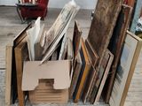 une boîte remplie de photos encadrées posée sur un plancher en bois