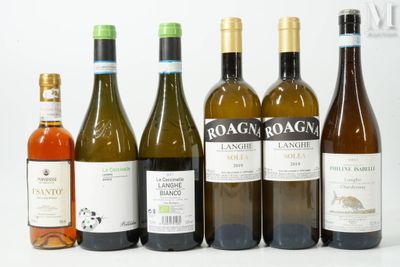 plusieurs bouteilles de vin sont alignées sur une surface blanche