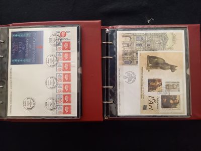 un classeur rouge orné de timbres, posé sur une table