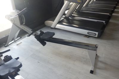 une rangée de vélos d'appartement dans une salle de sport