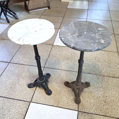 deux tables posées à même le sol, dont les plateaux sont en marbre