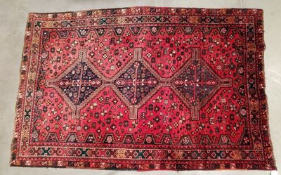 Tapis en laine noué main à décor de trois losanges sur fond …