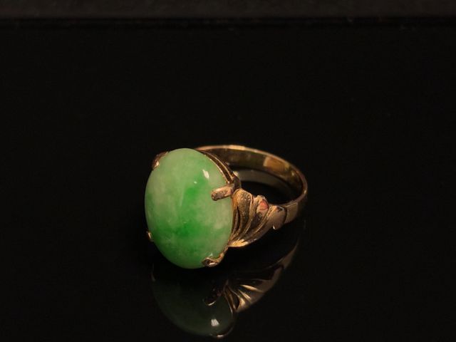 Bague en or jaune à décor d’un cabochon vert. En règle. Poids bru...