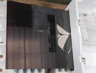 une boîte noire ornée d'un papillon, posée sur une étagère