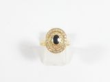 une image représentant une bague en or sertie d'une pierre noire entourée de diamants blancs