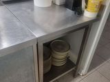 un plan de travail de cuisine sur lequel sont posés plusieurs assiettes et bols