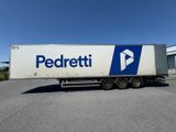 un camion semi-remorque garé dans un parking