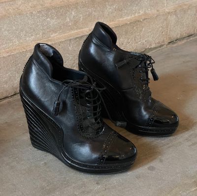 une paire de chaussures noires posées par terre
