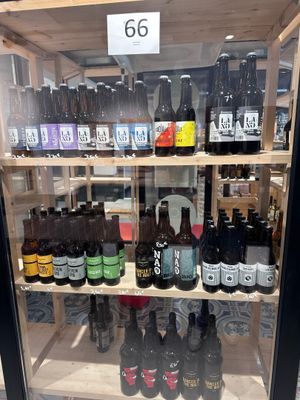 de nombreuses bouteilles de bière exposées dans une vitrine