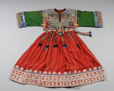 une robe orange composée d'un haut vert et d'une jupe rouge