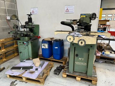 Il y a de nombreux types de machines différents dans cette pièce.