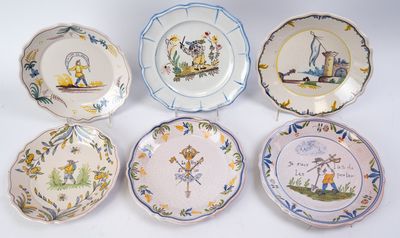 six assiettes ornées de motifs différents, posées sur un fond blanc