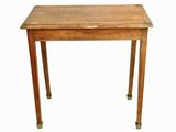 l'image d'une petite table en bois avec un tiroir en dessous