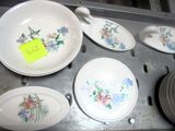 les nombreuses assiettes et bols qui se trouvent sur la table