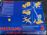 une image représentant une boîte contenant un kit de montage d'un avion-jouet, accompagnée d'instructions de montage