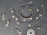 un assortiment de bijoux en argent comprenant un collier, un bracelet et une bague