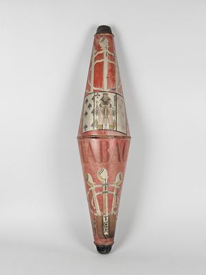 un vase rouge et blanc posé sur un mur blanc