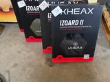 trois boîtes de Khexa Izoard II posées sur une table