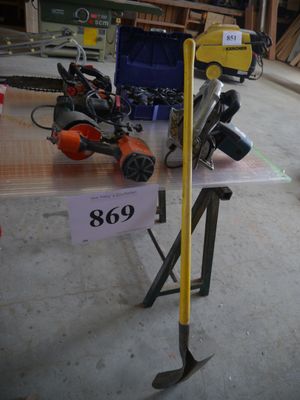 les nombreux outils posés sur une table dans un atelier