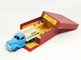 un camion miniature qui se trouve à l'intérieur d'une boîte