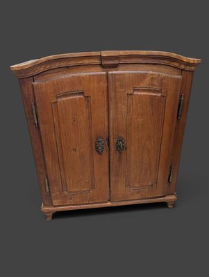 une image d'un meuble en bois avec deux portes et un tiroir