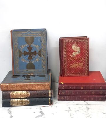 trois livres empilés sur une table