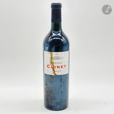 une bouteille de vin posée sur une table