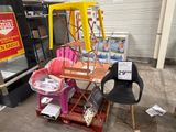 une table avec une chaise posée dessus, dans un entrepôt