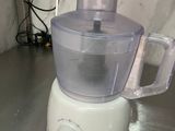 un mixeur posé sur un comptoir