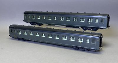 deux wagons noirs posés côte à côte sur une table