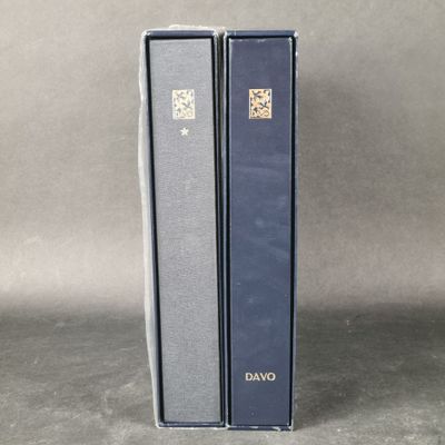 Les deux livres sont posés côte à côte sur la table.