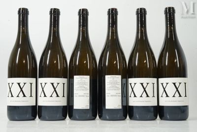 six bouteilles de vin sont alignées sur une table