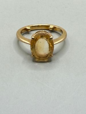 une image d'une bague en or avec une pierre au centre