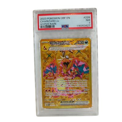un gros plan d'une carte Pokémon dans un sachet en plastique
