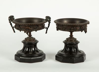 Paire de cassolettes en bronze figurant deux coupes richemen…