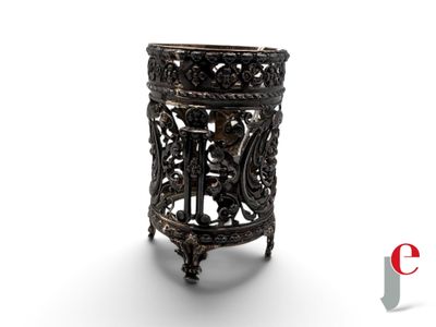 une image représentant un petit vase en métal orné d'un motif