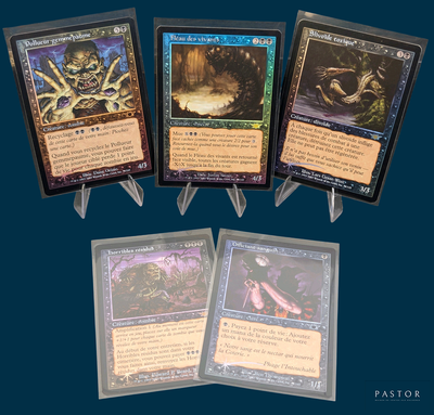 quatre cartes représentant différents types de jeux de cartes sur un fond bleu