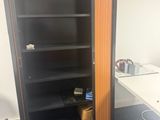 une photo d'une pièce avec un bureau et une bibliothèque