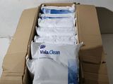 une boîte en carton remplie de sacs contenant des produits d'entretien